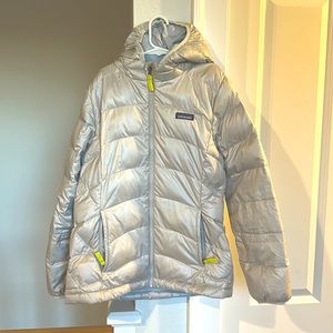 Girls Patagonia silver/gray puffer jacket